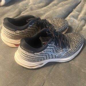 Mizuno Wave Inspire 17 Sneakers in Black and White